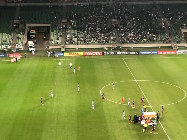 Rodrigo Rojas es retirado en ambulancia