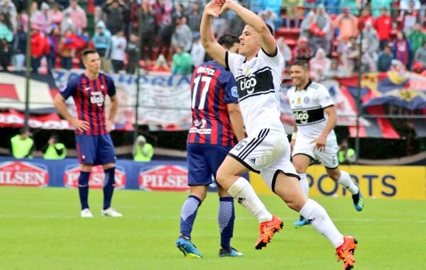 Olimpia triunfa y toma la punta