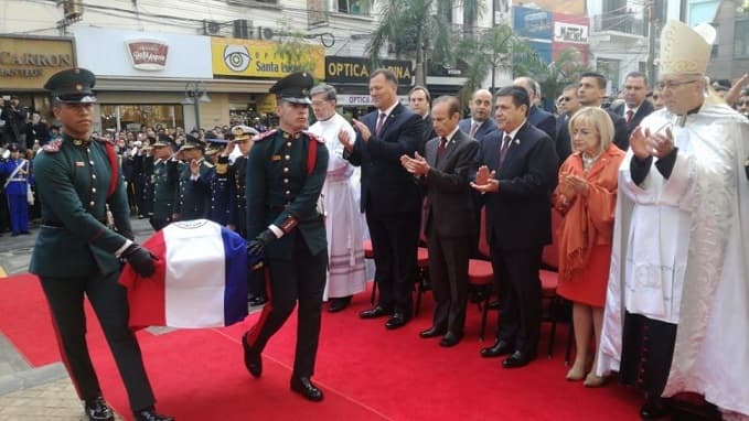 Cartes sufre escrache durante acto oficial