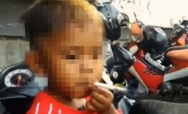 Niño de dos años fuma hasta 40 cigarrillos al día