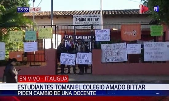 Estudiantes toman colegio por mal desempeño de docente