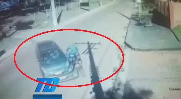 Motociclista golpea a conductora luego de choque