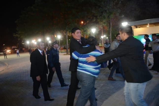 Cartes sufre segundo escrache y se generan incidentes