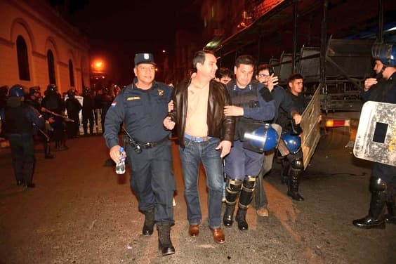 Manifestantes repelen a Federico Franco