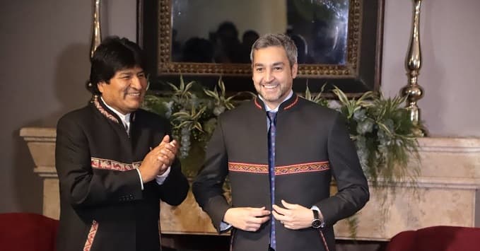 Marito recibe a Evo Morales y se prueba prenda obsequiada
