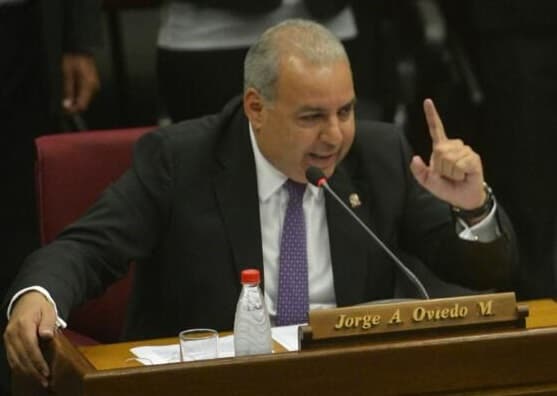 Oviedo Matto anuncia su renuncia
