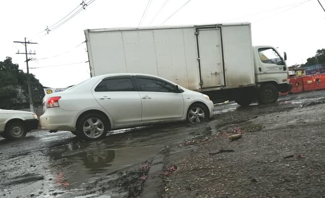 Conductores soportan pésimo estado de calles en zona del metrobús