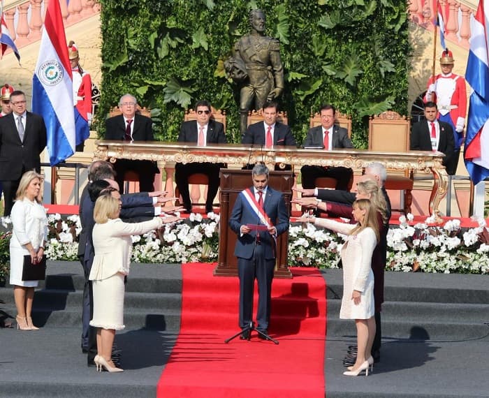 Ministros asumen sus funciones, tras juramento