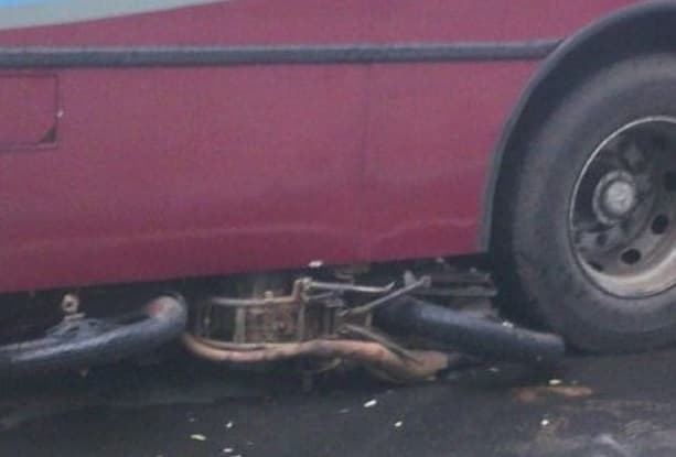Motociclista perece al esquivar bache y chocar contra bus
