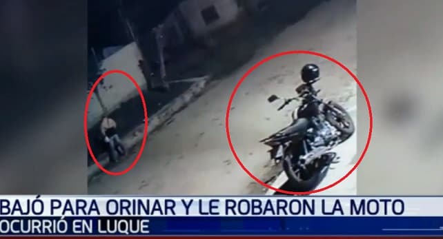 Le robaron su moto mientras orinaba