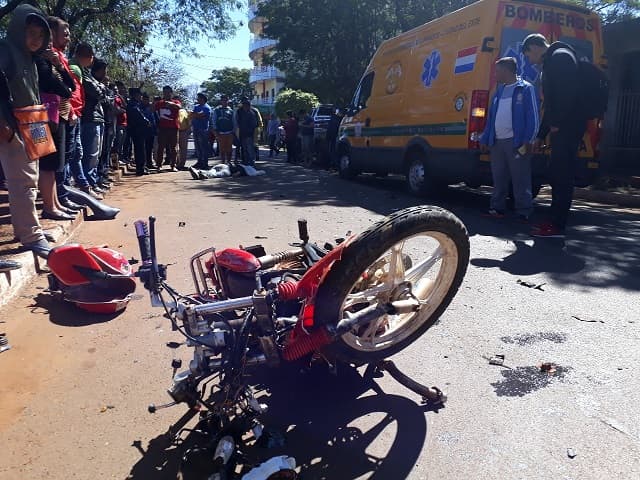 Motociclista muere al chocar luego de huir de barrera