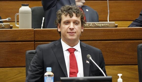 Políticos donan sus salarios para hacer frente al coronavirus