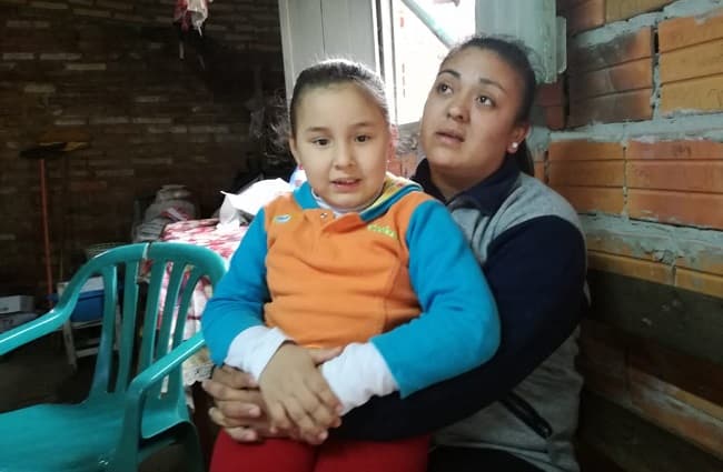 Madre necesita G. 10 millones para que su pequeña hija pueda caminar