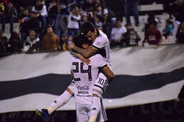 Olimpia gana sobre la hora y se mantiene como único puntero