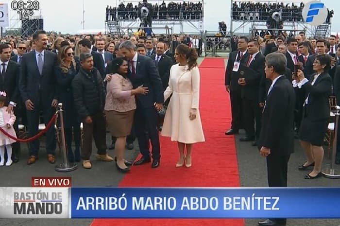 Padres de Edelio ocupan los primeros asientos durante el traspaso de mando