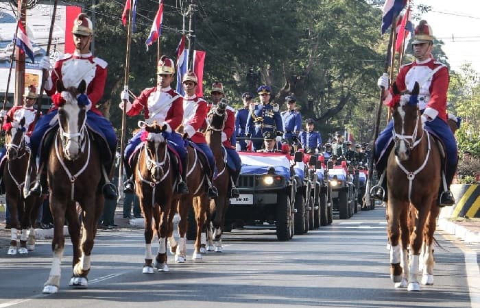 Restos de héroes vuelven a descansar en el Panteón