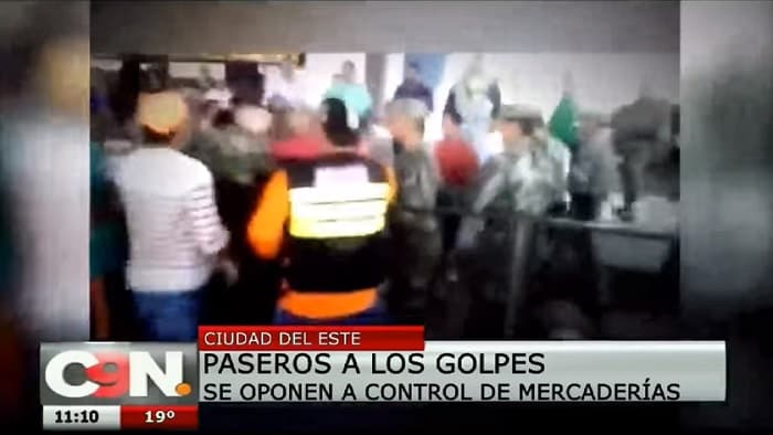 Paseros se toman a golpes en el Puente de la Amistad