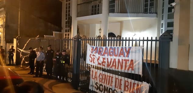 Manifestante resulta afectado por bomba de estruendo en casa de González Daher