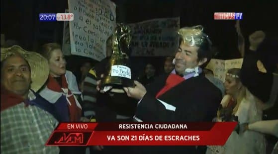 “Entregan” premio Po Pinda a González Daher y advierten a otros senadores