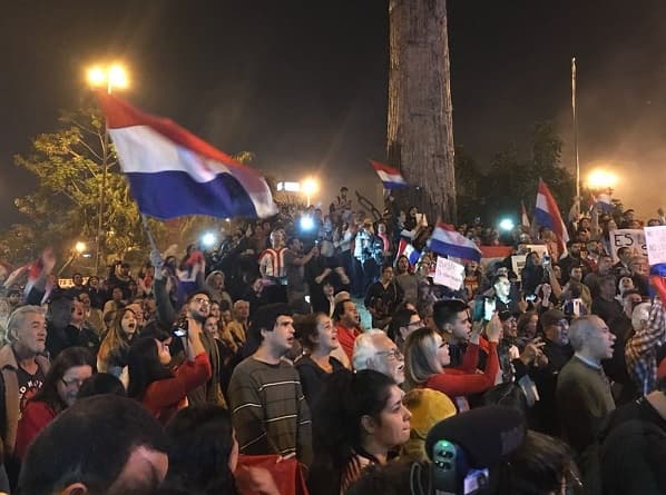 Manifestantes dicen “no” a la corrupción y al acuerdo de Yacyretá