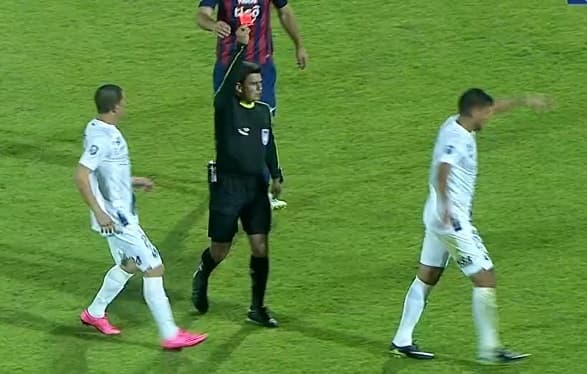 Futbolista suspendido por cinco partidos asegura que reaccionó a insultos