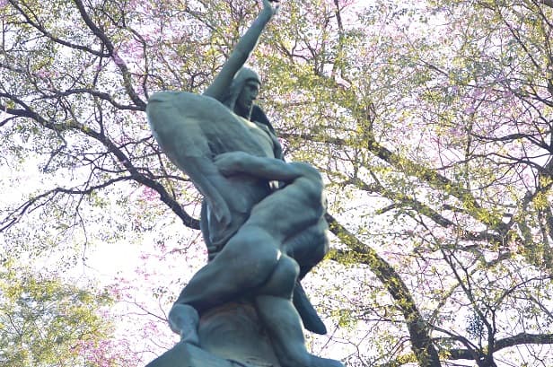 Restauran principales monumentos históricos de plazas capitalinas