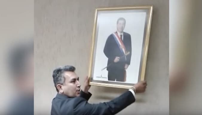 Tiran a la basura retrato de Horacio Cartes