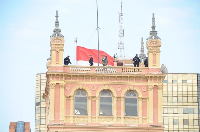 Francotiradores y aviones en despligue de seguridad de juramento