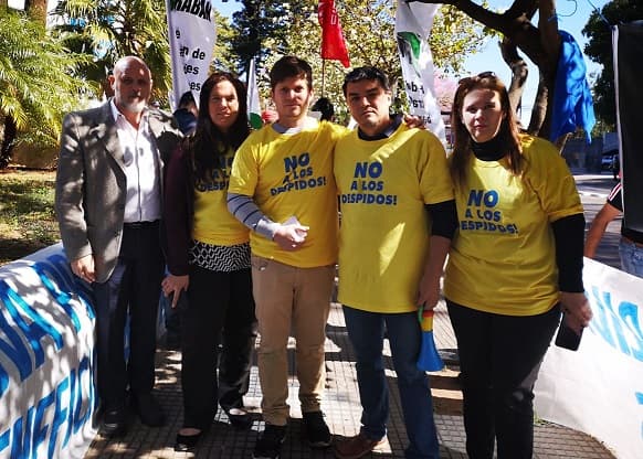 Denuncian despidos injustificados en banco