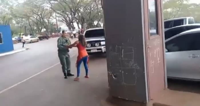 Suspenden a agente de PMT por agredir a mujer