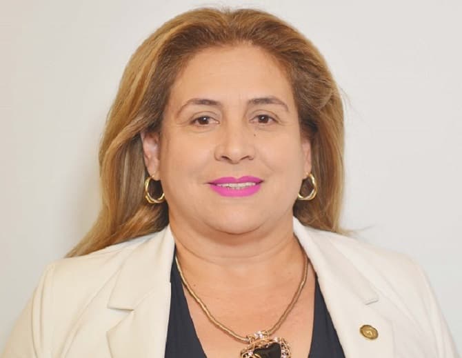 MEC abre averiguación a diputada con rubro de docente