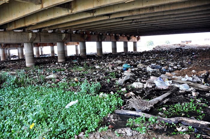 El arroyo Mburicaó sigue apestando y no mejora