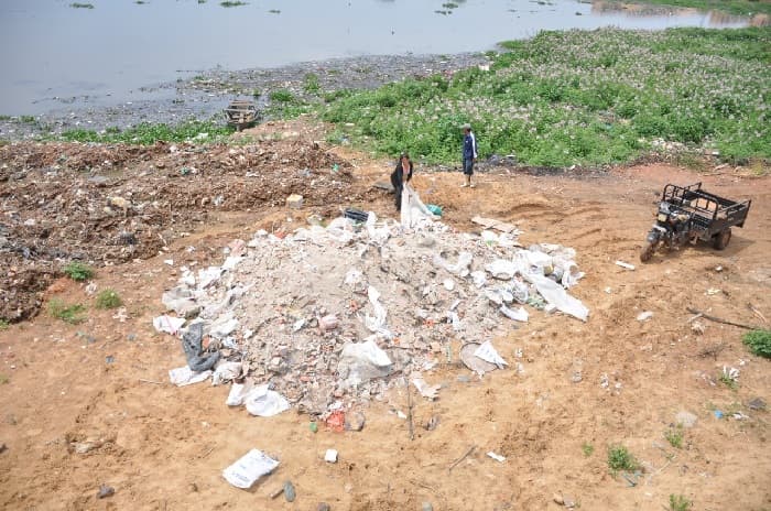 El arroyo Mburicaó sigue siendo un vertedero