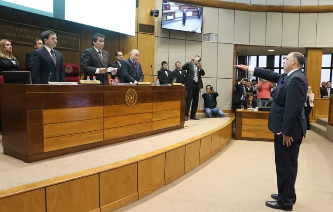 Oposición se impone y liberal reemplaza a Oviedo Matto