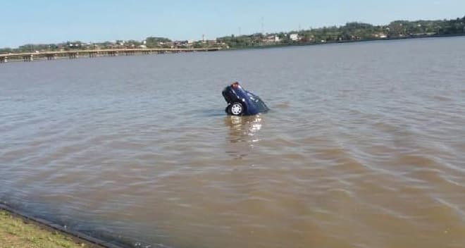 Fue a caminar y terminó con el auto totalmente hundido en un arroyo
