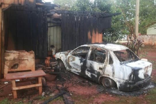 Hombre incendia vehículo de su amigo tras pelea