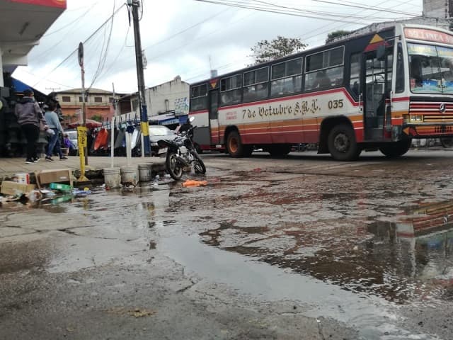 El centro de Luque está plagado de basura y baches
