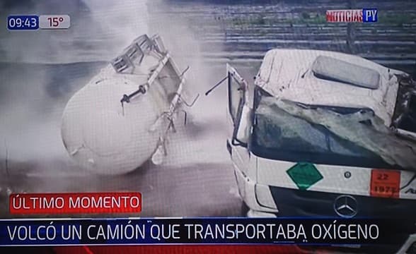 Caballo en ruta provoca vuelco de camión transportador de oxígeno