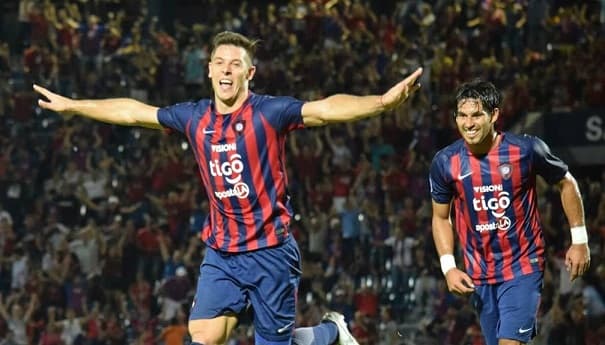 Sufrida victoria le da la punta al Ciclón