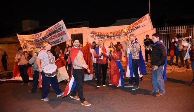 Prosigue escrache contra Carlos Portillo y Víctor Bogado