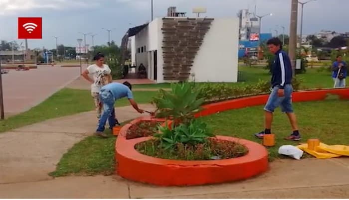 Vendedores ambulantes embellecen la playa San José