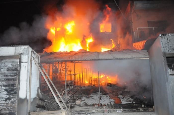 Incendio consume varios comercios en mercado de Nanawa