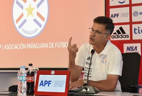 Califican de oportunista y mercenario a DT de la Albirroja