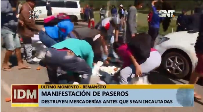 Paseros destruyen mercaderías en protesta por controles