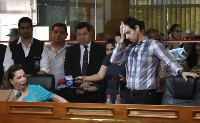 Pepa Kostianovsky arroja agua a su colega durante sesión