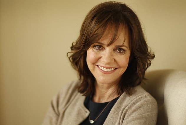 Actriz revela que fue abusada por su padrastro