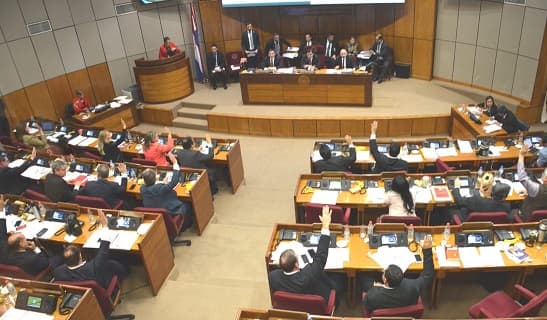 Narcos financian campañas políticas y Congreso dilata proyecto de control