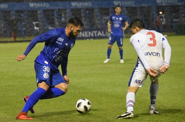 Sol y Nacional igualan bajo la lluvia