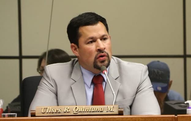 Despojan de fueros a Ulises Quintana