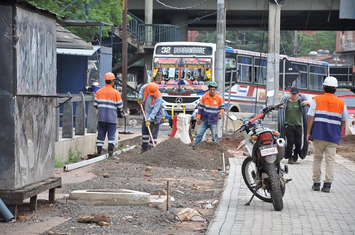 Lento reinicio de labores en zona devastada por obras del metrobús
